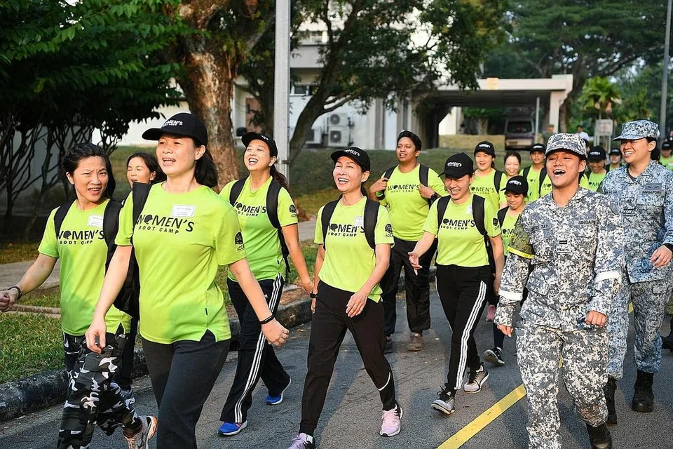 LAKUKAN LATIHAN: Peserta 'Boot Camp' Wanita berjalan sepanjang dua kilometer. - Foto MINDEF 