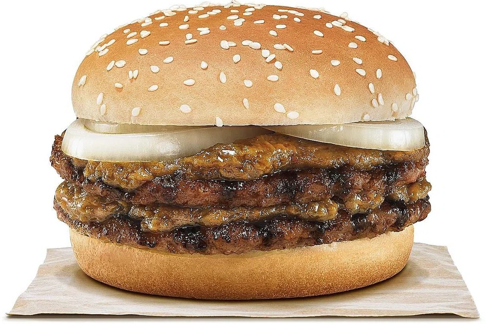 LAZAT: Double Rendang Beef Burger ini terdiri daripada dua patti yang dibubuh sos rendang.