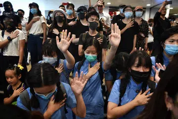 Penunjuk perasaan di Pusat Admiralty pada 2 Oktober 2019 meletakkan tangan di dada mereka sebagai menyokong rakan penunjuk perasaan yang ditembak di dada semasa protes 1 Oktober.