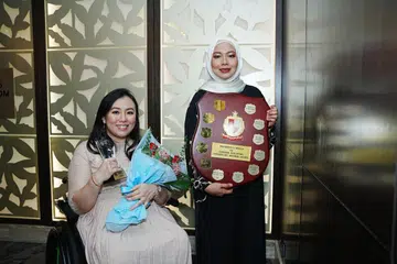 Cik Lydia Azeana Mohd Dahlan (kanan) telah dianugerahkan Anugerah Ibu Teladan 2024 manakala Cik Jean Ling (kiri) diiktiraf dengan Anugerah Ibu Teladan Muda 2024 anjuran Jamiyah di acara yang berlangsung di Hotel Hilton pada 7 September 2024.