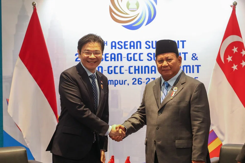 Perdana Menteri, Encik Lawrence Wong (kiri), bertemu dengan Presiden Indonesia, Encik Prabowo Subianto, di luar Sidang Puncak Asean Ke-46 di Kuala Lumpur, Malaysia pada 26 Mei.