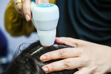 Menggunakan alat pengesan kesihatan kulit kepala yang terdapat di salun rambut seperti di Aisah Salon, dipercayai dapat membantu menentukan tahap kesihatan kulit dan rambut.