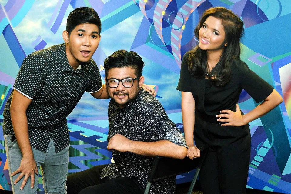 TRIO DINAMIK: (Dari kiri) Reyza Hamizan, Hidayat Nordin dan Farisha Ishak membangun kerjasama dalam menghasilkan lagu tema drama Malaysia, Balang Bawah Bulan. - Foto KHALID BABA