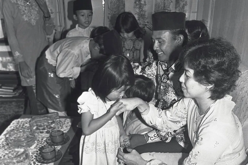 NOSTALGIA: Tahun 1980-an - SALING MOHON MAAF Anak-anak ini mencium tangan sambil memohon kemaafan daripada ibu bapa mereka di pagi Raya. Foto ini dipetik pada 1983. 