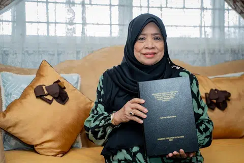 Dr Pairah Satariman kini Pegawai Projek separuh masa di Unit Bahasa Melayu, Kementerian Pendidikan (MOE) ,tidak melihat usia sebagai penghalang untuk beliau terus meningkatkan taraf pencapaian akademik.