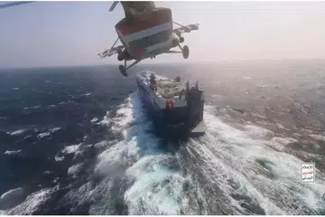 KAWAL PERAIRAN: Helikopter tentera Houthi terbang di atas kapal kargo Galaxy Leader di Laut Merah dalam kejadian yang berlaku pada 20 November. Gambar oleh Media Tentera Houthi menggemparkan Dunia Barat.