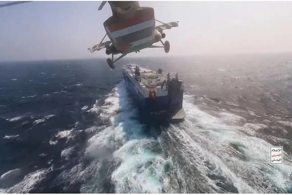 KAWAL PERAIRAN: Helikopter tentera Houthi terbang di atas kapal kargo Galaxy Leader di Laut Merah dalam kejadian yang berlaku pada 20 November. Gambar oleh Media Tentera Houthi menggemparkan Dunia Barat.