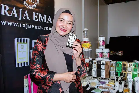 RASAKAN SEMARAK GEYLANG: Raja Ema menyingkap betapa ukhuwah masyarakat Melayu di Singapura terasa apabila beliau menghabiskan masa berniaga sepanjang Ramadan tahun lalu. - Foto BH oleh ZALEHA ABDUL KADER