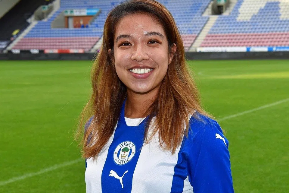 Pemain bola sepak wanita Singapura, Sara Merican, menandatangani kontrak selama semusim bersama pasukan wanita Wigan Athletic, yang baru dilancarkan pada Mac 2024.