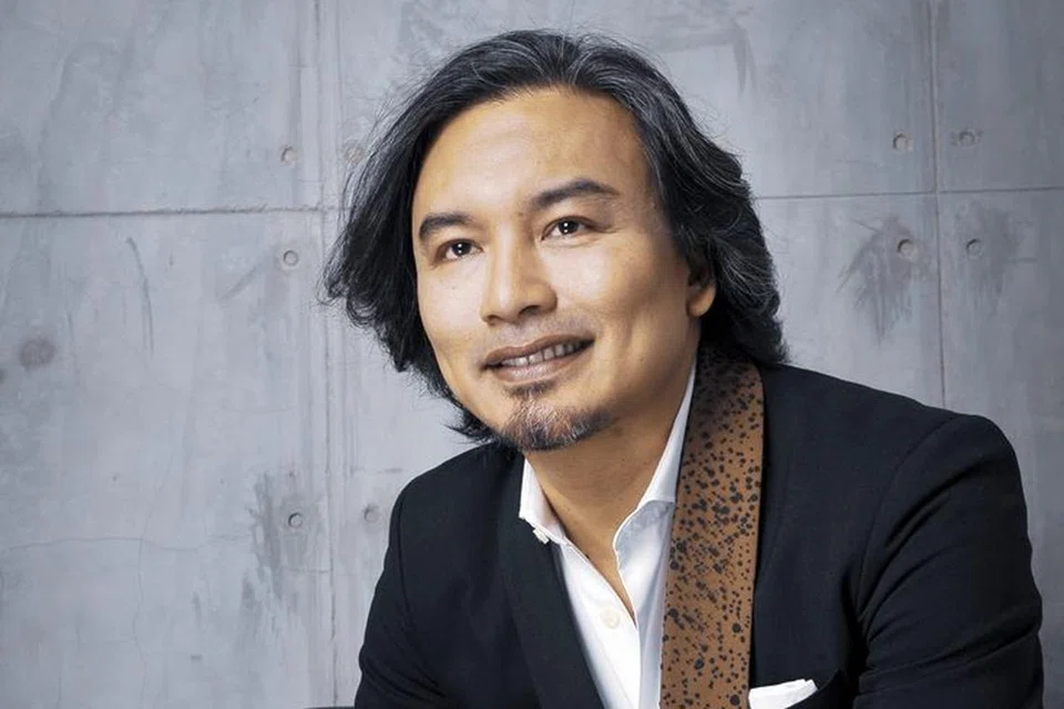Anuar Zain adalah antara penyanyi terkenal Malaysia yang peka dan mengambil berat tentang komunikasi bersama peminat dan media.