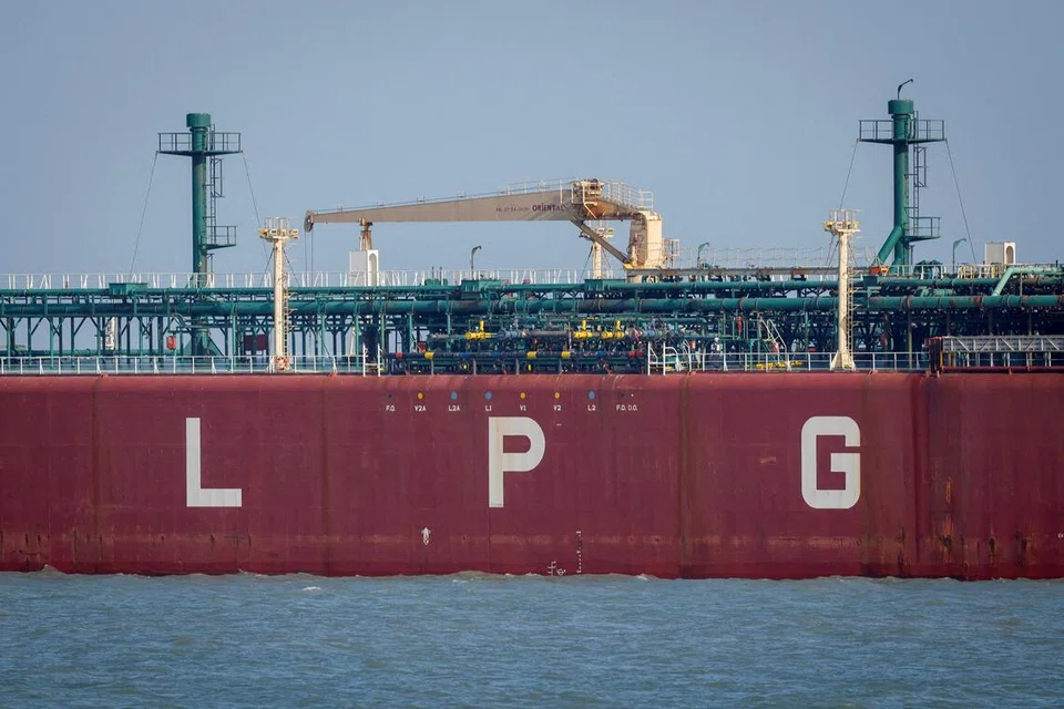 Sebuah kapal pengangkut gas petroleum cecair (LPG) dari India, Shivalik, tiba di Pelabuhan Mundra melalui Selat Hormuz – di tengah-tengah konflik antara AS-Israel dengan Iran – di Gujarat, India, pada 16 Mac.