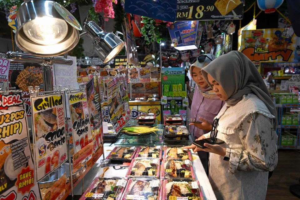 KOS SARA HIDUP: Banyak isu rakyat yang harus dibincangkan dalam Parlimen termasuk soal ekonomi berkaitan seperti kenaikan kos sara hidup dan lain-lain. Ia bukan untuk terus-terusan berbalah dan tidak memberi manfaat kepada rakyat Malaysia.
