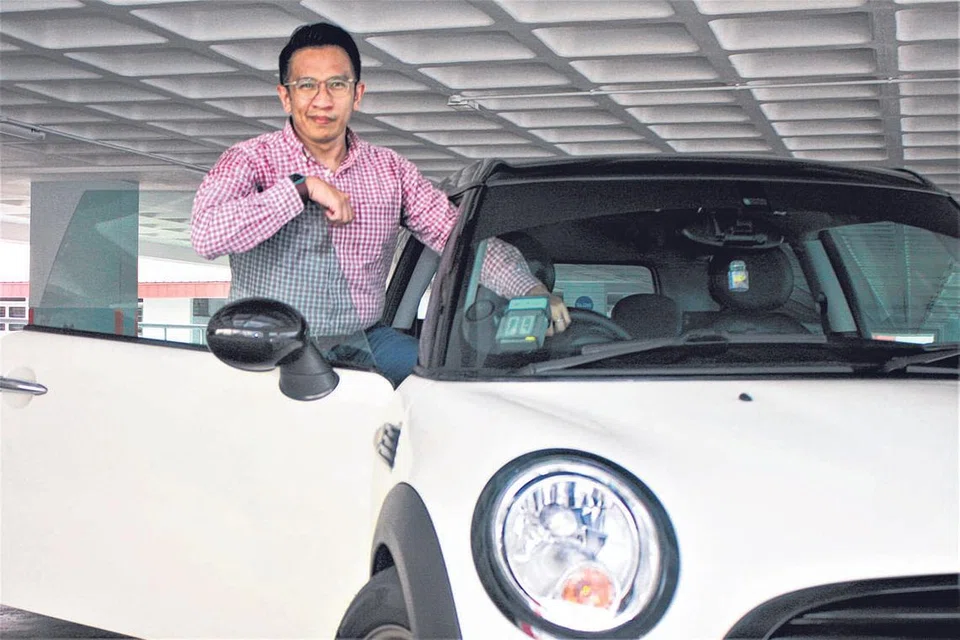 "Saya baru beli kereta ini pada Januari lalu, tapi sejak itu saya sudah belanjakan hampir $10,000 untuk penyenggaraannya. Jika saya tukar kepada kereta terpakai lain, saya tidak tahu apa risiko yang boleh dihadapi." - Pengurus digital di sebuah syarikat automotif, Encik Azfar Hashim.