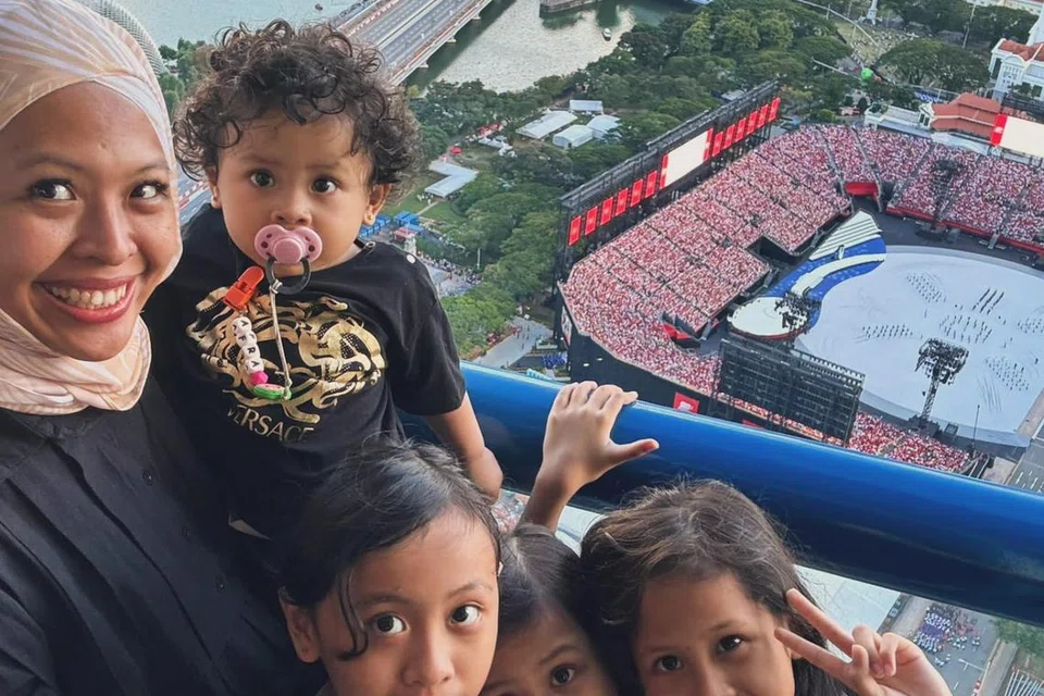 (Dari kiri) Cik Nur Afniyaty Rafidi menikmati ‘staycation’ di Swissôtel The Stamford bersama anak-anaknya, Afra Yunufa Muhammad Yazid, Afyna Yunissa Muhammad Yazid, Atyya Yushinta Muhammad Yazid, dan Adni Yunara Muhammad Yazid sewaktu pranonton NDP pada 2024.