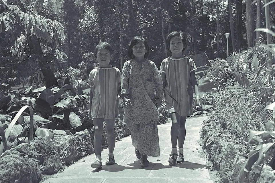 NOSTALGIA: Tahun 1970-an - BERGAYA DENGAN BAJU RAYA BARU! Tiga kanak-kanak perempuan ini memperagakan baru Raya baru masing-masing semasa menyambut Aidilfitri pada 1970.