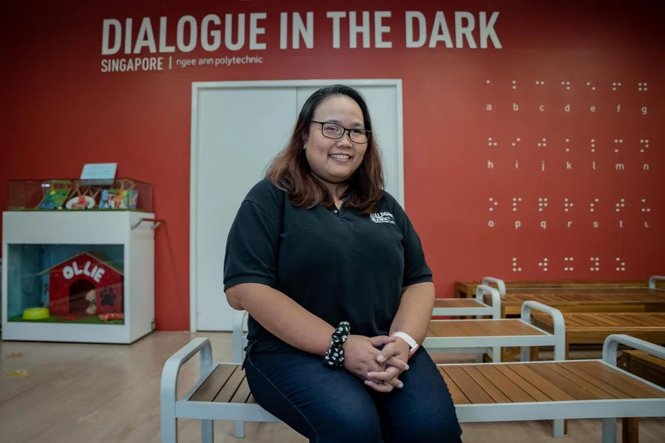 Cik Norliana Mohamed Ajam didiagnosis menghidap penyakit mata yang jarang berlaku, dipanggil uveitis. Beliau menyertai program, ‘Dialogue In The Dark SG’ (DiDsg)  kerana mendapati manusia dapat bersikap lebih jujur apabila terperangkap dalam kegelapan. 