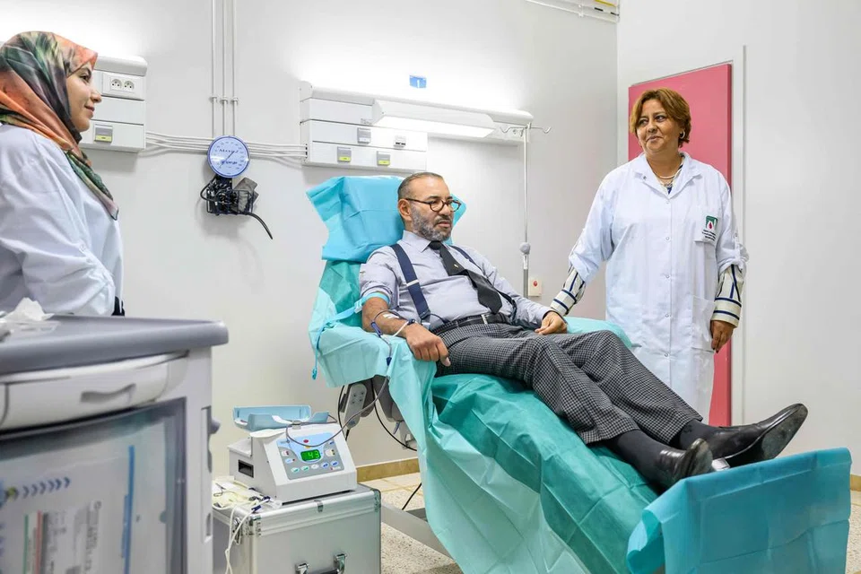 DARAH DIRAJA: Raja Maghribi, Raja Mohammed VI, menderma darah di pusat Hospital Universiti Mohammed VI di Marrakech ketika beliau melakukan lawatan hospital ke atas mangsa gempa bumi yang menggegarkan negara Afrika Utara itu baru-baru ini.
