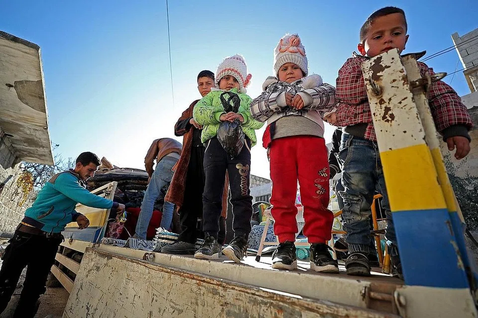 JEJAS BANTUAN KEMANUSIAN: Sebarang konflik baru akan memburukkan lagi keupayaan pertubuhan dunia untuk menghantar bekalan kepada pelarian termasuk kanak-kanak di Syria ini yang sedang menantikan ketibaan bantuan kemanusiaan di Idlib, Syria. - Foto AFP