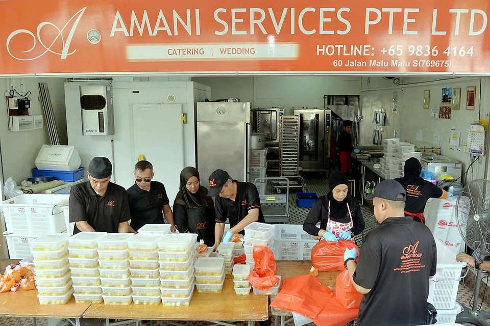 SIAP DIBUNGKUS: Syarikat katering seperti Amani Services ini mendapat tempahan juadah Raya yang sangat memberangsangkan. Jumlah tempahannya naik 30 peratus tahun ini berbanding tahun lalu. - Foto KHALID BABA 