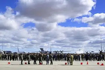 USAHA MENCARI MASIH BERJALAN: Anggota penyelamat Australia dan antarabangsa bergambar bersama di pangkalan udara Pearce, di Bullsbrok, dekat Perth, Selasa lalu. - Foto REUTERS