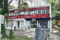 'PENCABAR MASA DEPAN': Paparan kekata dalam bahasa Inggeris 'Challengers of the Future' di papan tanda utama di bangunan Pejabat Pos Alexandra di 110 Alexandra Road, seakan menggambarkan kedudukannya sekarang yang perlu memberi jalan kepada rancangan pembangunan baru, termasuk pembinaan flat Bina Ikut Tempahan (BTO) setelah enam dekad menyediakan perkhidmatan pos bagi penduduk Bukit Merah. - Foto ST