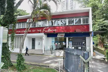 'PENCABAR MASA DEPAN': Paparan kekata dalam bahasa Inggeris 'Challengers of the Future' di papan tanda utama di bangunan Pejabat Pos Alexandra di 110 Alexandra Road, seakan menggambarkan kedudukannya sekarang yang perlu memberi jalan kepada rancangan pembangunan baru, termasuk pembinaan flat Bina Ikut Tempahan (BTO) setelah enam dekad menyediakan perkhidmatan pos bagi penduduk Bukit Merah. - Foto ST