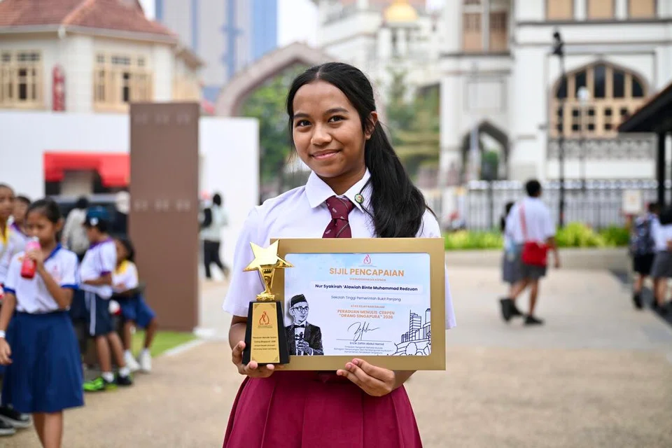 Pelajar Sekolah Tinggi Pemerintah Bukit Panjang, Nur Syakirah ’Alawiah Muhammad Redzuan muncul sebagai antara lima pemenang terbaik kategori sekolah menengah dalam Peraduan Menulis Cerpen ‘Orang Singapura’ anjuran Jawatankuasa Pembelajaran dan Penggalakan Penggunaan Bahasa Melayu (MLLPC).