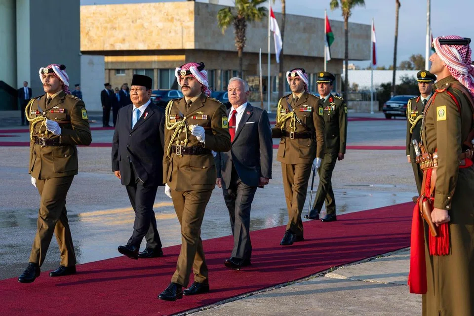 Gambar daripada Istana Diraja Jordan menunjukkan Raja Abdullah II (empat dari kiri) menyambut ketibaan Presiden Indonesia, Encik Prabowo Subianto, di Lapangan Terbang Marka berhampiran Amman, Jordan, pada 13 April 2025.