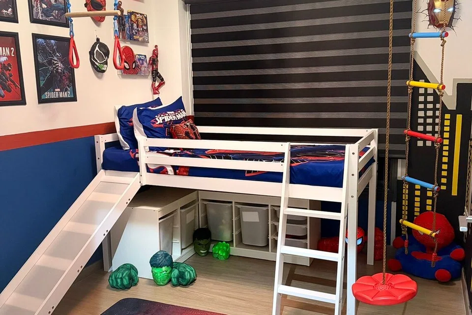 Barang hiasan dibeli dalam talian. Proses DIY bilik ini menelan belanja sekitar $1,000.