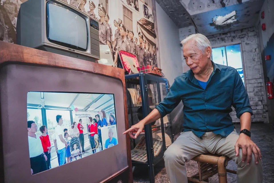 Encik Johar Anuar menunjukkan diri beliau yang tampil dalam sebuah video yang ditayangkan di pameran ‘Hillview Heritage Alley’ di Kelab Masyarakat Hillview, di mana beliau menceritakan pengalaman dan kenangan indah membesar di kawasan Hillview. Pameran itu dilancarkan sempena ulang tahun kelima kelab masyarakat itu pada 5 Mei.