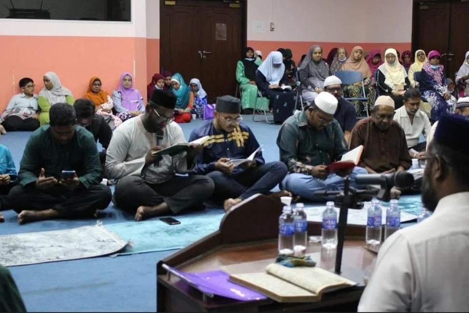 SAMBUTAN MAULUD: Persatuan Aflaq, sebuah kumpulan masyarakat India Muslim, telah mengadakan acara Maulud selama 12 hari berturut-turut anjuran bersama Kariah Alfaq di bawah Masjid Hasanah. 