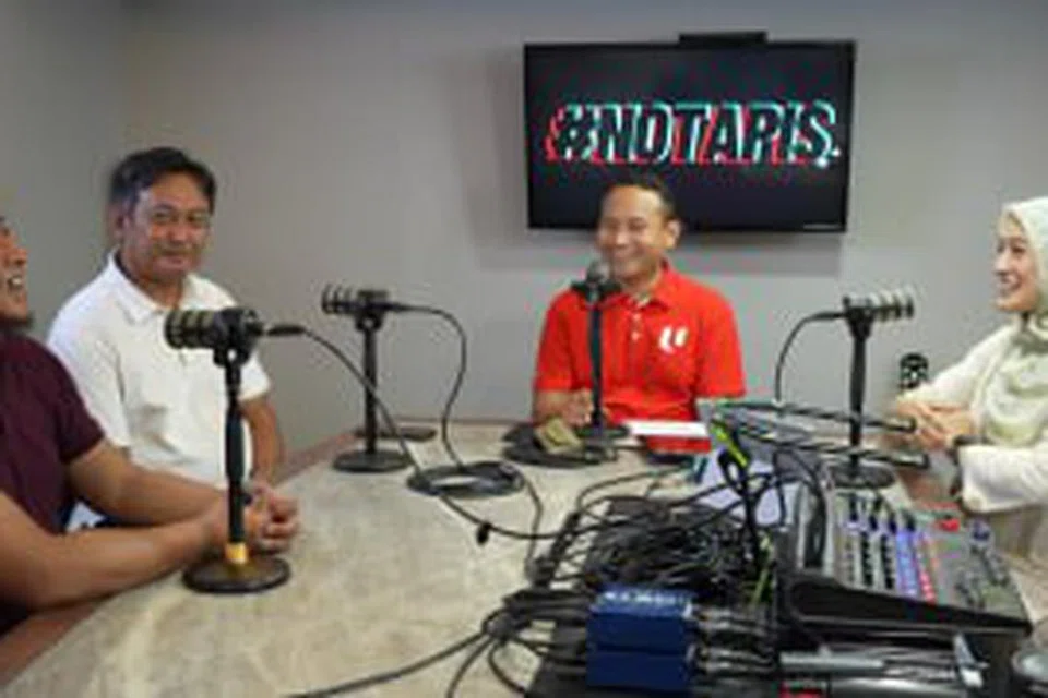 SOKONGAN DIALU-ALUKAN: (Dari kiri) Encik Ariff Salleh, Encik Sazali Zainal dan Encik Fahmi Aliman bersama Penerbit Podcast #NoTapis, Cik Natasha Mustafa membincangkan usaha NTUC dalam membantu dan melindungi pekerja gig.