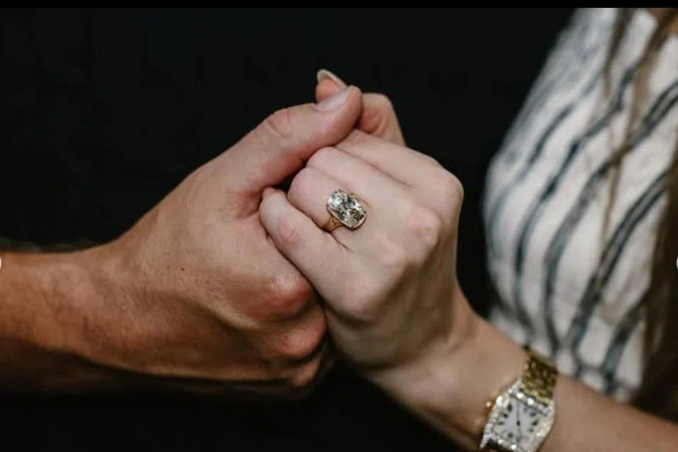 Cincin pertunangan Taylor Swift direka oleh pereka barang kemas terkenal, Kindred Lubeck, daripada Artifex Fine Jewellery, dengan potongan klasik ‘mine brilliant cut’