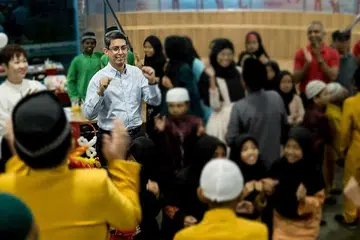 MAJLIS IFTAR: Restoran Makanan Segera, KFC, meraikan 37 penghuni Rumah Kanak-Kanak Pertapis di KFC Kallang, yang diserikan dengan kehadiran Setiausaha Parlimen Kanan (Pembangunan Sosial dan Keluarga merangkap Pendidikan), Profesor Madya Dr Muhammad Faishal Ibrahim. - Foto DIYANA