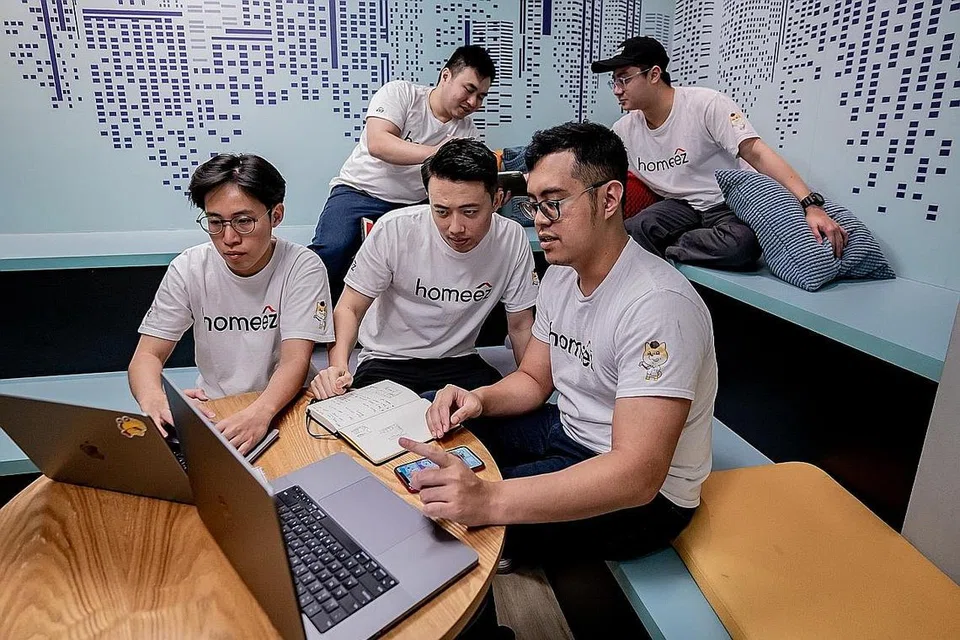 WADAH 'RENOTECH': (Dari kanan, belakang, ikut putaran jam) Encik Jon Ho, Encik Muhammad Fadhil, Encik Tyson Lim, Encik Mervin Song dan Encik Eugene Chia mengasaskan Homeez dengan harapan dapat menjadikan industries ubah elok lebih telus dan dimampui semua pengguna. - Foto BH oleh NUR DIYANA TAHA