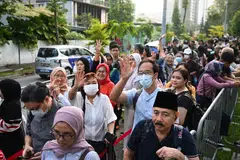 Pengundi tiba dan mula beratur seawal jam 6 pagi untuk membuang undi awal di Kedutaan Indonesia di Singapura yang terletak di Chatsworth Road sempena Pilihan Raya Presiden Indonesia. 