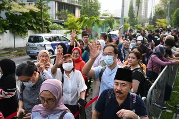 Pengundi tiba dan mula beratur seawal jam 6 pagi untuk membuang undi awal di Kedutaan Indonesia di Singapura yang terletak di Chatsworth Road sempena Pilihan Raya Presiden Indonesia. 