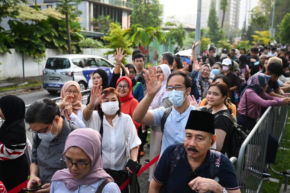 Pengundi tiba dan mula beratur seawal jam 6 pagi untuk membuang undi awal di Kedutaan Indonesia di Singapura yang terletak di Chatsworth Road sempena Pilihan Raya Presiden Indonesia. 