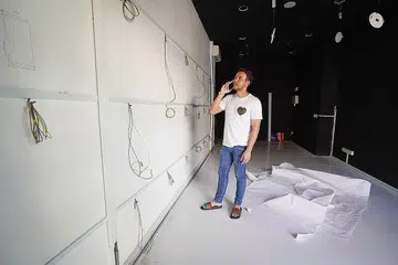 KERJA TERGENDALA: Encik Alfred Fadli Khan Abdullah, pemilik butik kucing pemeliharaan Designer Bengal Singapore, berada di dalam premis yang sepatutnya diguna sebagai tempat penginapan sementara atau 'hotel' kucing pemeliharaan namun kerja ubah elok kedainya ditangguh dan belum selesai hingga kini. - Foto BH oleh NUR DIYANA TAHA