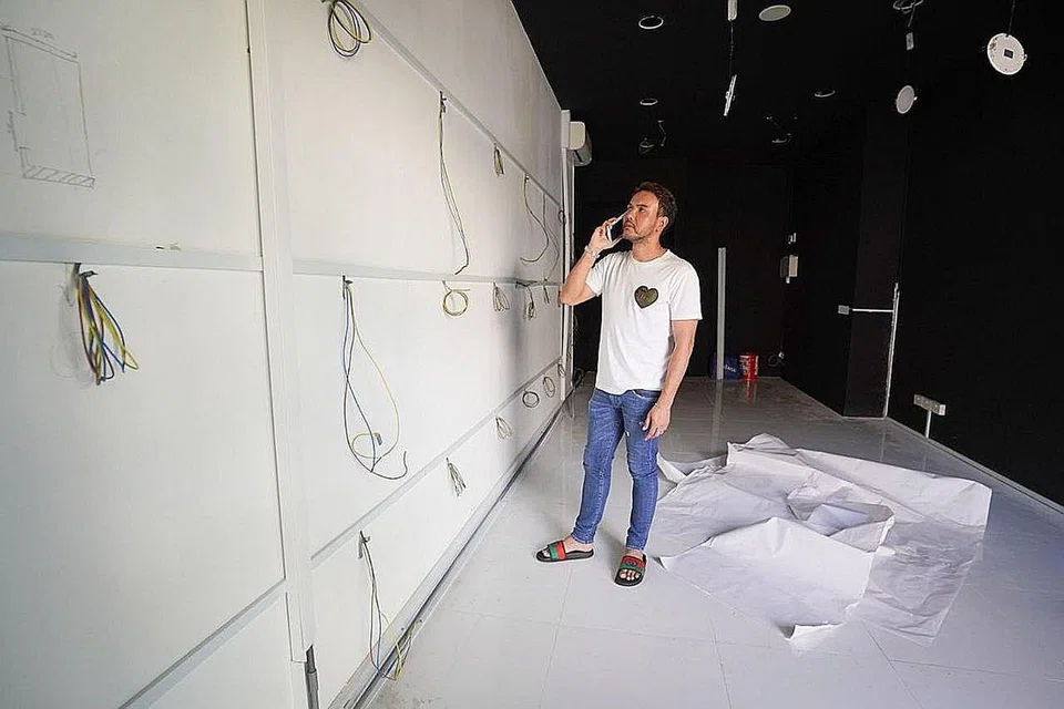 KERJA TERGENDALA: Encik Alfred Fadli Khan Abdullah, pemilik butik kucing pemeliharaan Designer Bengal Singapore, berada di dalam premis yang sepatutnya diguna sebagai tempat penginapan sementara atau 'hotel' kucing pemeliharaan namun kerja ubah elok kedainya ditangguh dan belum selesai hingga kini. - Foto BH oleh NUR DIYANA TAHA