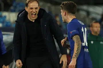 GEMBIRA HANYA SEMENTARA: Pemain Chelsea Christian Pulisic (kanan) meraikan jaringan golnya dengan pengurus Tomas Tuchel. Bagaimanapun Real Madrd menyamakan kedudukan 1-1 di Stadium Alfredo Di Stefano di Madrid, Sepanyol semalam. Foto EPA-EFE 