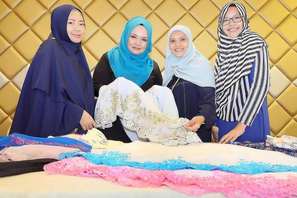 LEBARKAN SAYAP: (Kiri) Cik Siti Khatijah, dengan bimbingan Cik Harasha (sebelahnya), akan berkongsi pengalaman membantu rakan peniaga lain seperti (dari kanan) Cik Nuradlin; pemilik bersama dina&dirham&fulus Cik Mariani Ismail yang merancang meneroka Brunei; menembusi pasaran itu. - Foto JOHARI RAHMAT