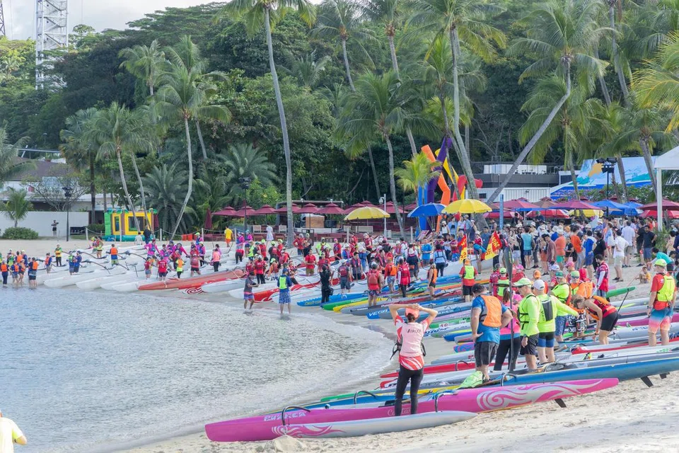 Seawal 8.30 pagi pada 3 Ogos, orang ramai berkumpul untuk melakukan aktiviti dalam air seperti berkanu sempena majlis pembukaan semula Pantai Siloso.