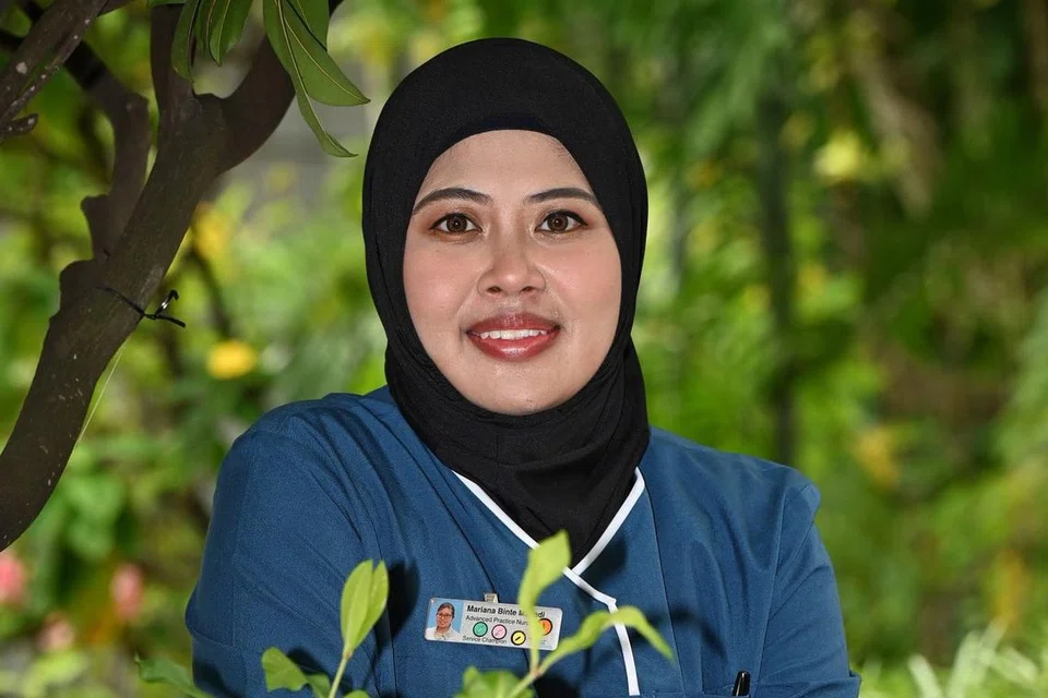 SOKONG PESAKIT: Penolong jururawat klinisian di Hospital Khoo Teck Puat, Cik Mariana Mahadi, menerangkan tentang program yang ditawarkan di bawah Sekolah Penjagaan Metabolik dan Kencing Manis (DM) National Healthcare Group (NHG) bagi membantu pesakit diabetes mengurus penyakit mereka dengan baik. - Foto BH oleh KHALID BABA