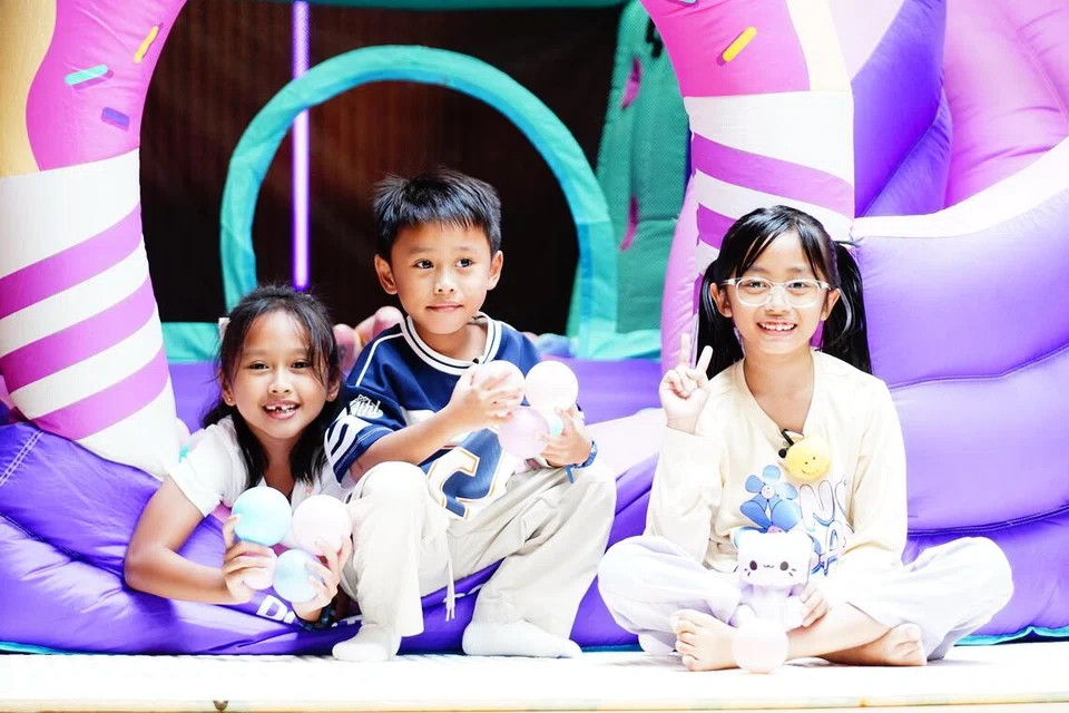 Daripada lensa si cilik, (kanan ke kiri) Zara Sofia Muhd Syahrul, Eilshan Shakil Mohammad Sofian dan Elliya Sophia Mohammad Sofian, berkongsi pandangan ‘NoTapis’ tentang mempunyai adik, menjaga bayi dan kehidupan dalam keluarga yang lebih besar.