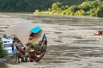 Pasukan mencari dan menyelamat jalankan kerja pencarian mangsa di Sungai Batang Baleh, Sarawak.