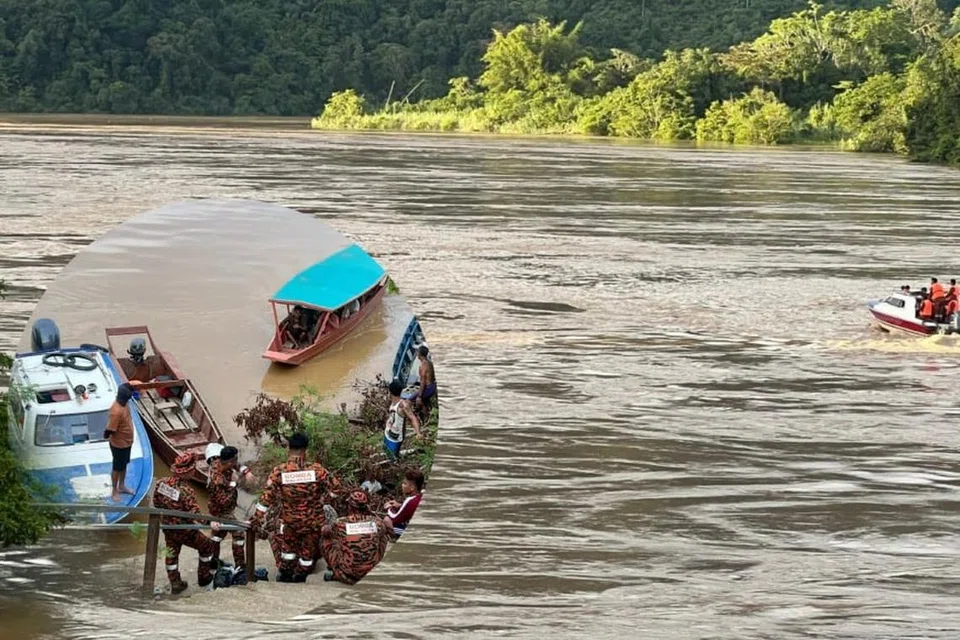 Pasukan mencari dan menyelamat jalankan kerja pencarian mangsa di Sungai Batang Baleh, Sarawak.