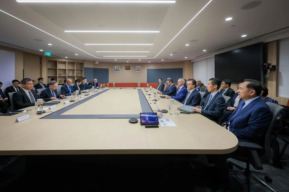 Timbalan Perdana Menteri, Encik Gan Kim Yong (dua dari kiri) bersama Menteri Kanan merangkap Menteri Penyelaras bagi Keselamatan Negara, Encik K. Shanmugam dan Menteri Kemampanan dan Sekitaran, Cik Grace Fu, mengetuai pertemuan dengan wakil syarikat berdaftar di Singapura yang diberi notis oleh Agensi Sekitaran Kebangsaan (NEA) di bawah di bawah Akta Pencemaran Jerebu Rentas Sempadan pada 28 Oktober.
