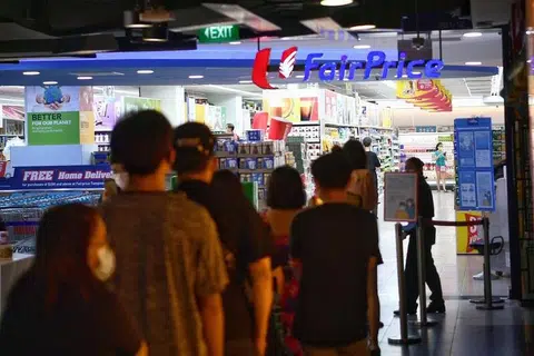 MERAIKAN RAMADAN: Pasar Raya NTUC FairPrice mengumumkan langkah meluaskan produk halal yang dijualnya dan sumbangan derma $20,000 kepada Yayasan Mendaki, kedua-duanya bagi memenuhi keperluan masyarakat Islam setempat sempena Ramadan tahun ini.