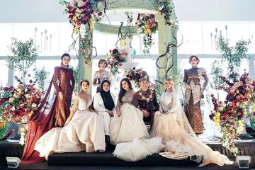 SESUAIKAN DIRI DENGAN TREND TERBARU: Fatimah Mohsin di pameran Royal Walimah Showcase yang diadakan di Hotel The Fullerton Bay, baru-baru ini. - Foto HMP STUDIO